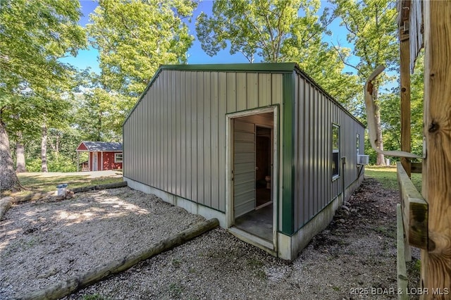 view of outdoor structure featuring an outbuilding