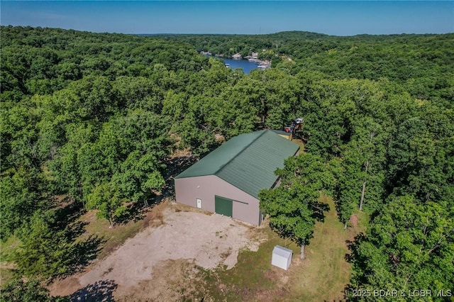 bird's eye view with a wooded view