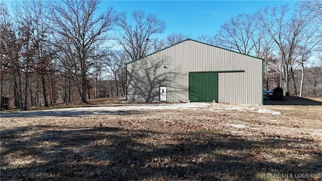 view of outdoor structure featuring an outbuilding