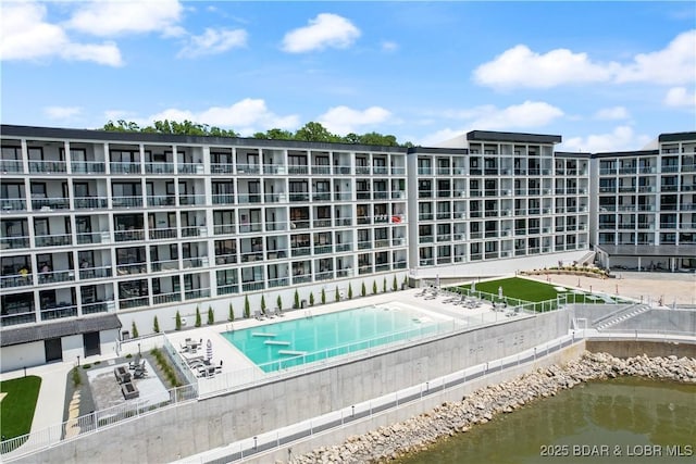 view of pool featuring a water view