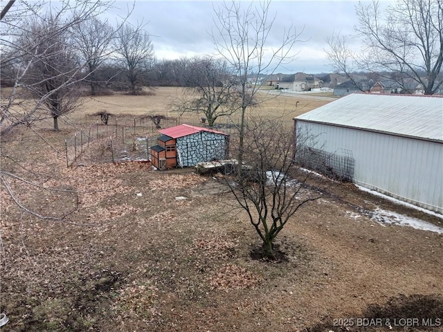 view of yard with an outbuilding