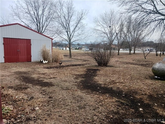 view of yard featuring an outbuilding