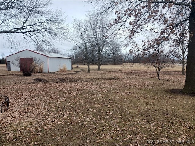 view of yard featuring an outbuilding