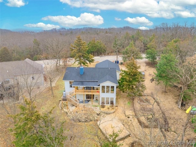 birds eye view of property featuring a forest view