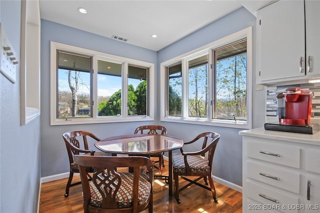 dining room featuring dark wood-style floors, baseboards, visible vents, and recessed lighting