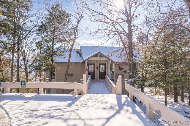 view of front of home featuring a fenced front yard