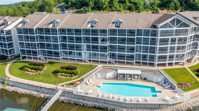 view of pool featuring a water view