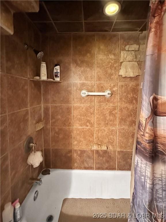 full bathroom featuring shower / bathtub combination with curtain