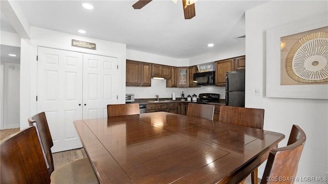 dining room with light wood-style floors, visible vents, a ceiling fan, and recessed lighting