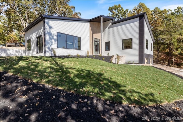 view of front of property with a front lawn