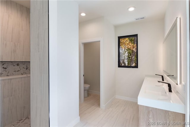 bathroom with visible vents, recessed lighting, toilet, and baseboards