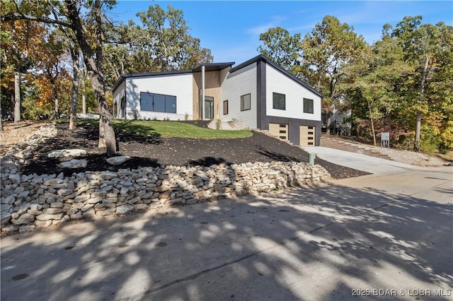 view of front of house with a garage and driveway