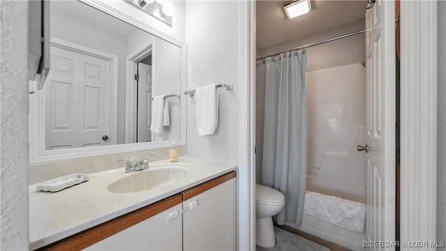 full bath featuring a shower with shower curtain, vanity, and toilet