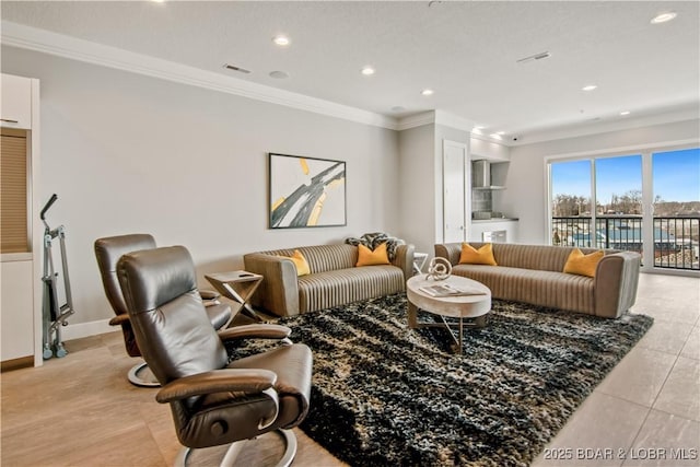 living area featuring recessed lighting, visible vents, baseboards, and ornamental molding