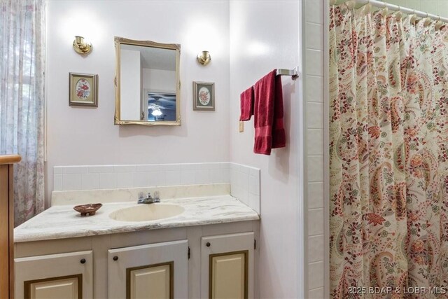 192 Mayfair Dr, Camdenton, MO 65020 - full bath featuring vanity and a shower with curtain