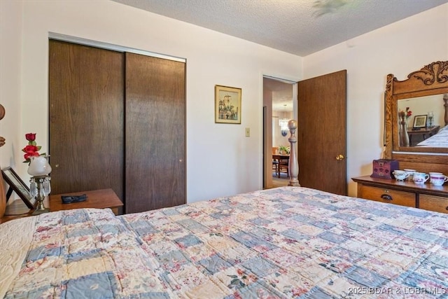 bedroom featuring a textured ceiling and a closet