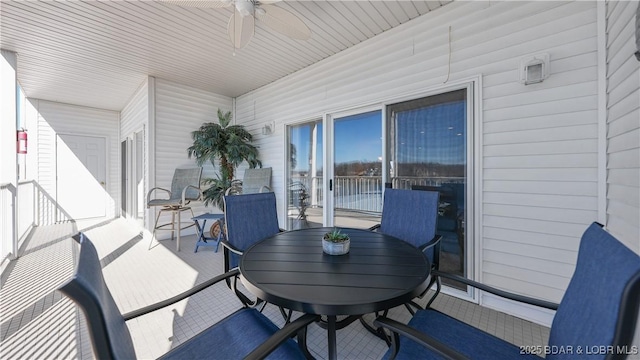 exterior space featuring outdoor dining space and a ceiling fan