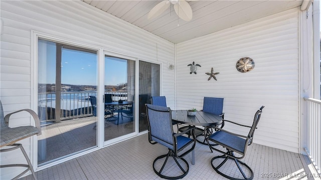 sunroom with ceiling fan