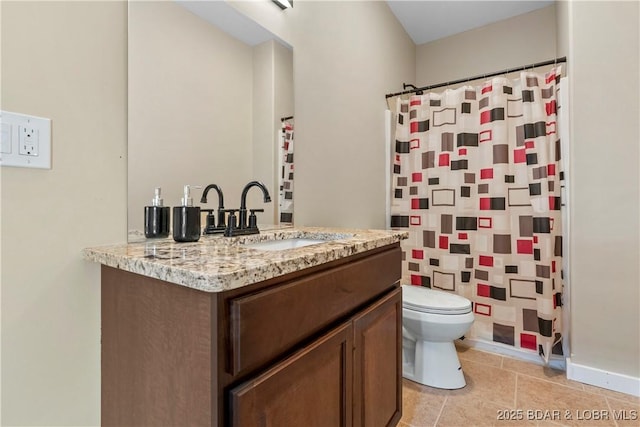 full bath featuring tile patterned flooring, toilet, vanity, baseboards, and a shower with curtain