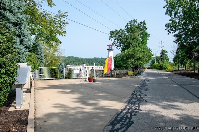 68 Lighthouse Rd Unit 511, Lake Ozark, MO 65049 - view of street featuring a gate