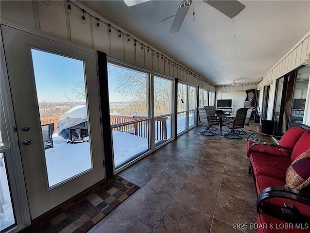 sunroom / solarium featuring a ceiling fan