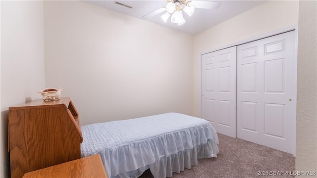bedroom featuring carpet floors, a closet, visible vents, and a ceiling fan