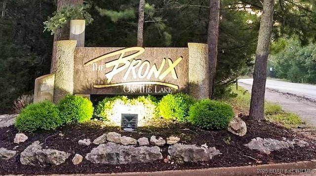 view of community / neighborhood sign