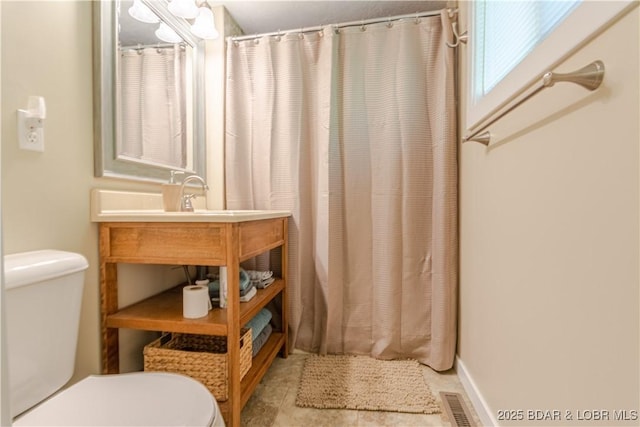 full bathroom featuring toilet, curtained shower, visible vents, and vanity