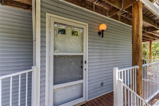 entrance to property featuring crawl space