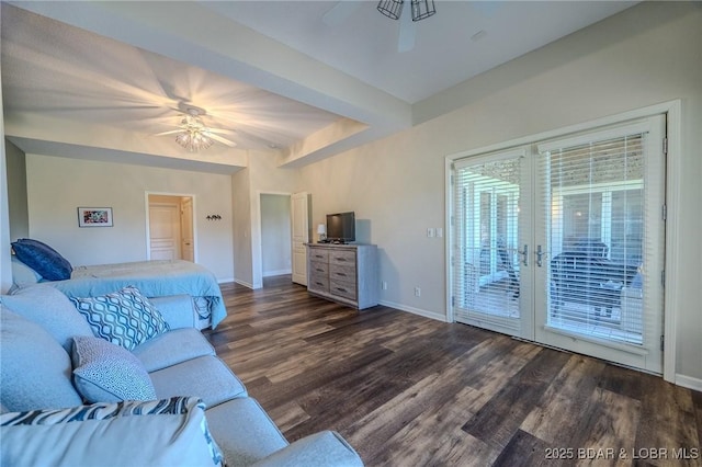 living area with ceiling fan, dark wood-style floors, and baseboards