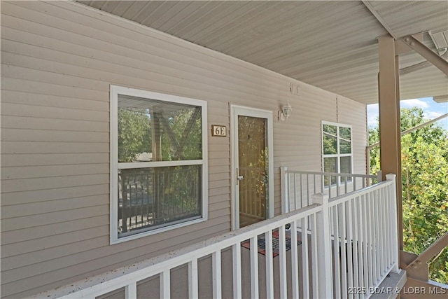 entrance to property featuring covered porch