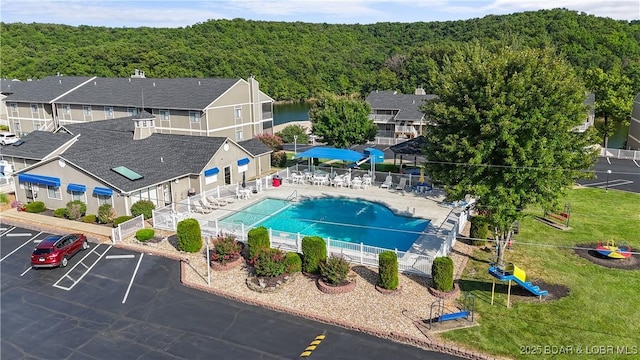 birds eye view of property featuring a wooded view