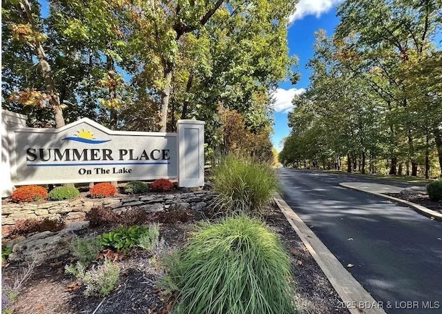 view of community / neighborhood sign