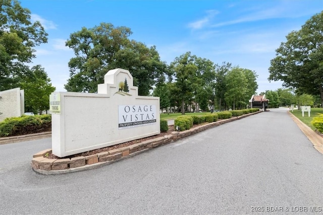 view of community / neighborhood sign