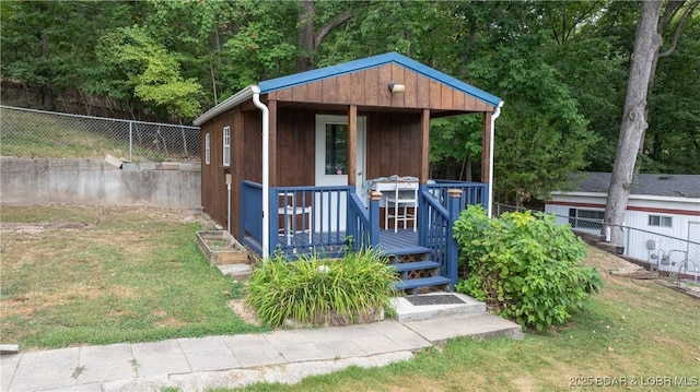 view of outdoor structure featuring fence and an outdoor structure