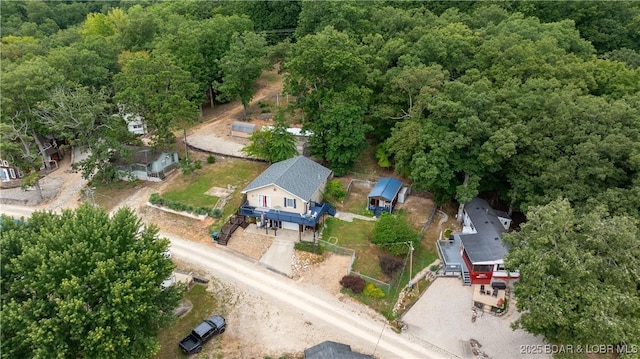 bird's eye view featuring a wooded view