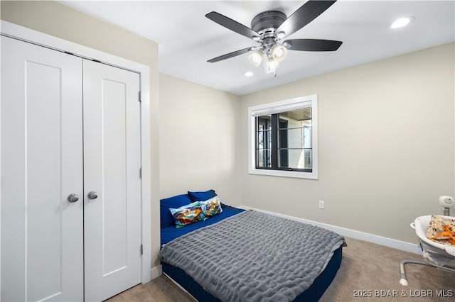 bedroom featuring baseboards, ceiling fan, light carpet, recessed lighting, and a closet