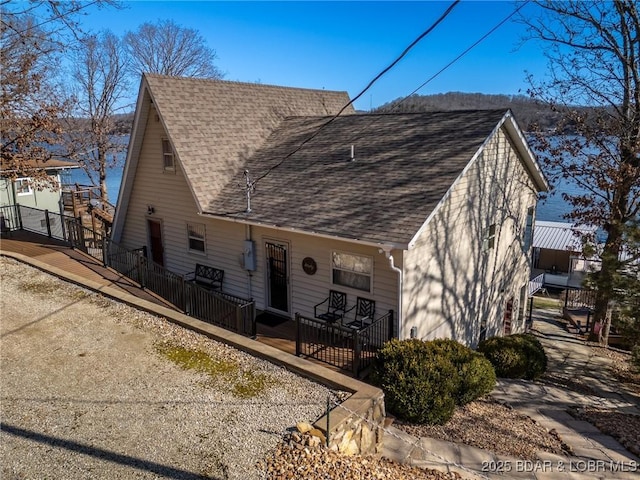 view of front of property featuring a shingled roof