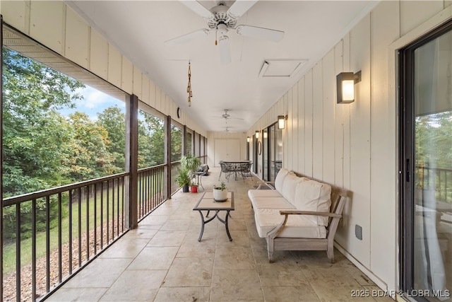 sunroom with ceiling fan