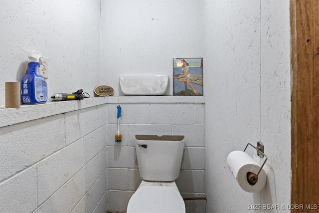 bathroom featuring toilet