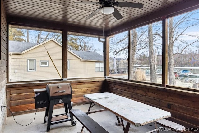 sunroom featuring a ceiling fan