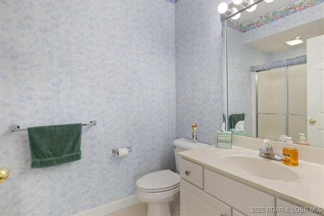 full bath featuring a shower with door, toilet, vanity, and wallpapered walls