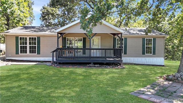 manufactured / mobile home featuring covered porch and a front lawn