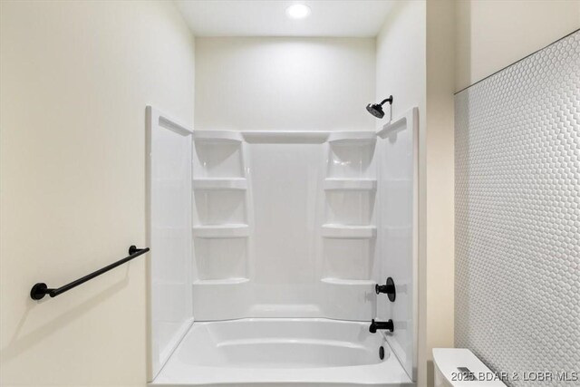 full bath with recessed lighting and tub / shower combination