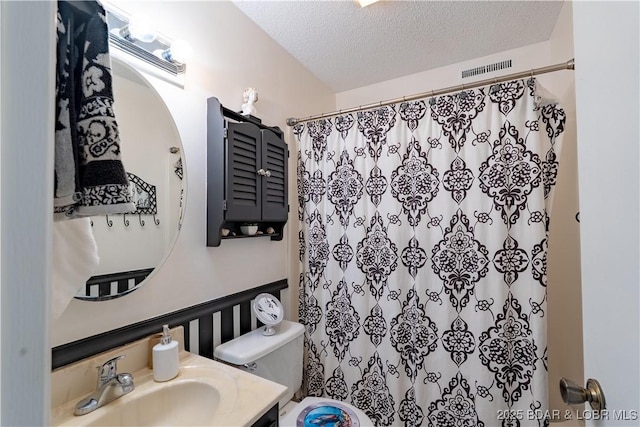 full bath featuring vanity, visible vents, a textured ceiling, curtained shower, and toilet