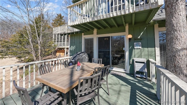 deck with outdoor dining space