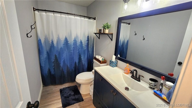 full bath featuring vanity, a shower with curtain, toilet, and wood finished floors