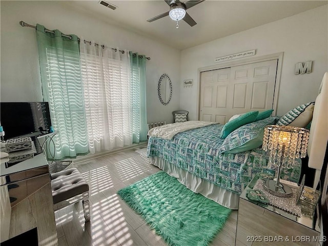 bedroom featuring a ceiling fan, visible vents, and a closet