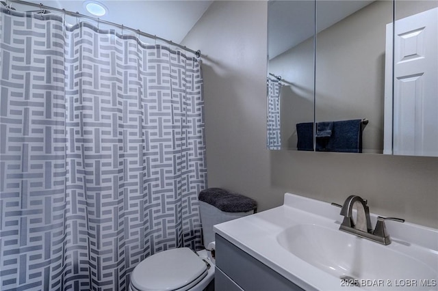 full bath featuring a shower with shower curtain, toilet, and vanity