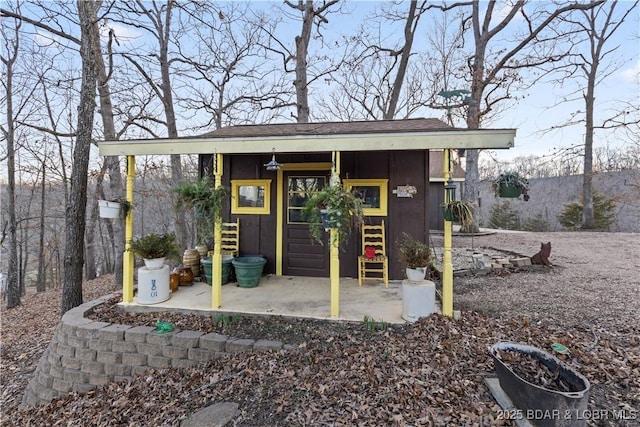 view of outdoor structure with an outbuilding